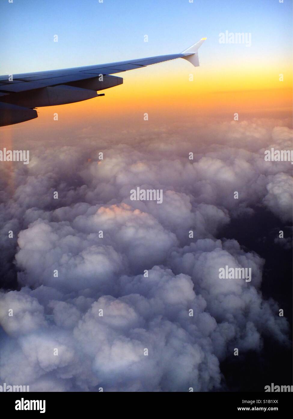 Erstklassige Aussicht aus dem Flugzeugfenster Stockfoto