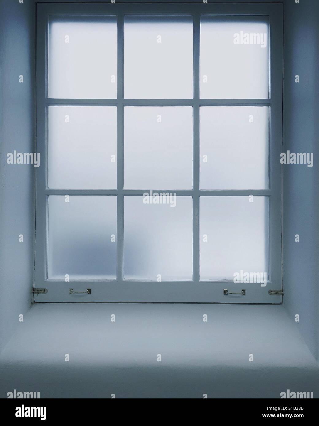 Fenster mit mattierten Glasscheiben Stockfoto
