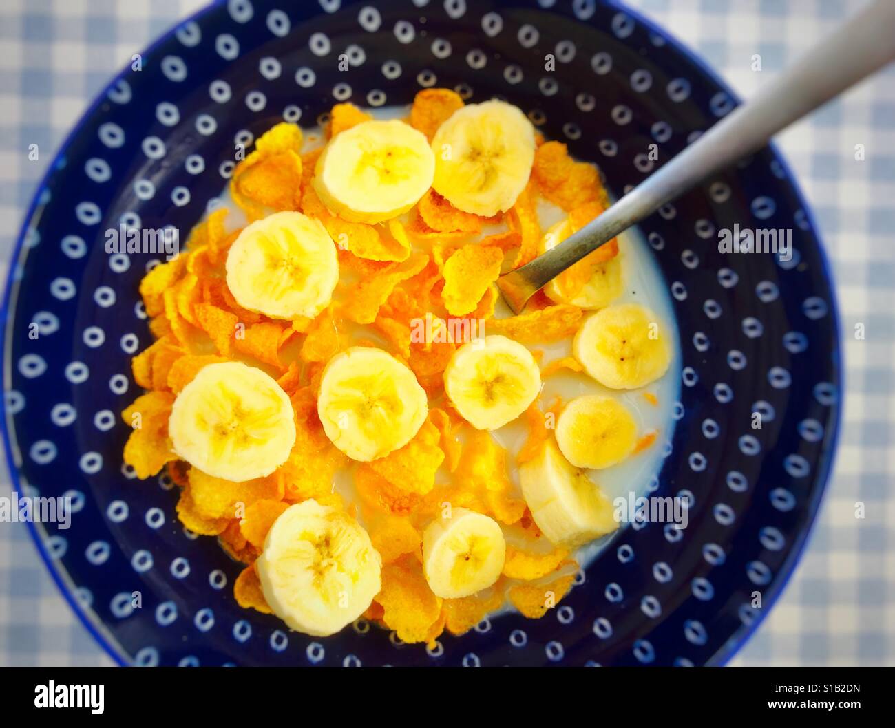 Cornflakes mit in Scheiben geschnittenen Bananen - Smartphone-aufgenommenes Stockfoto