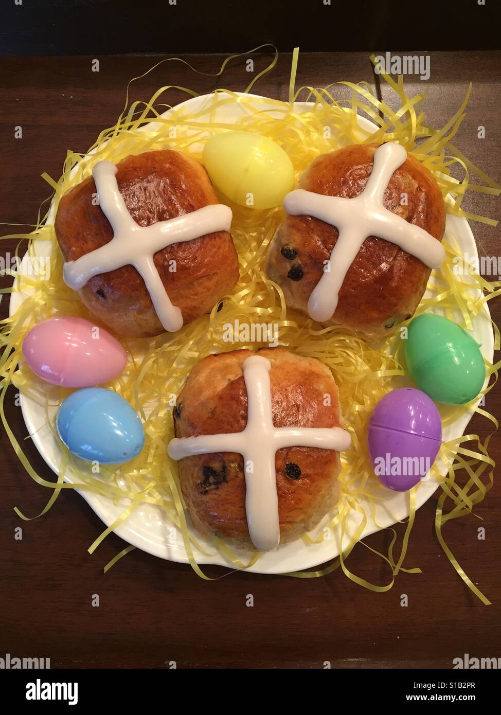 Hot Cross Buns mit Ostereiern Stockfoto