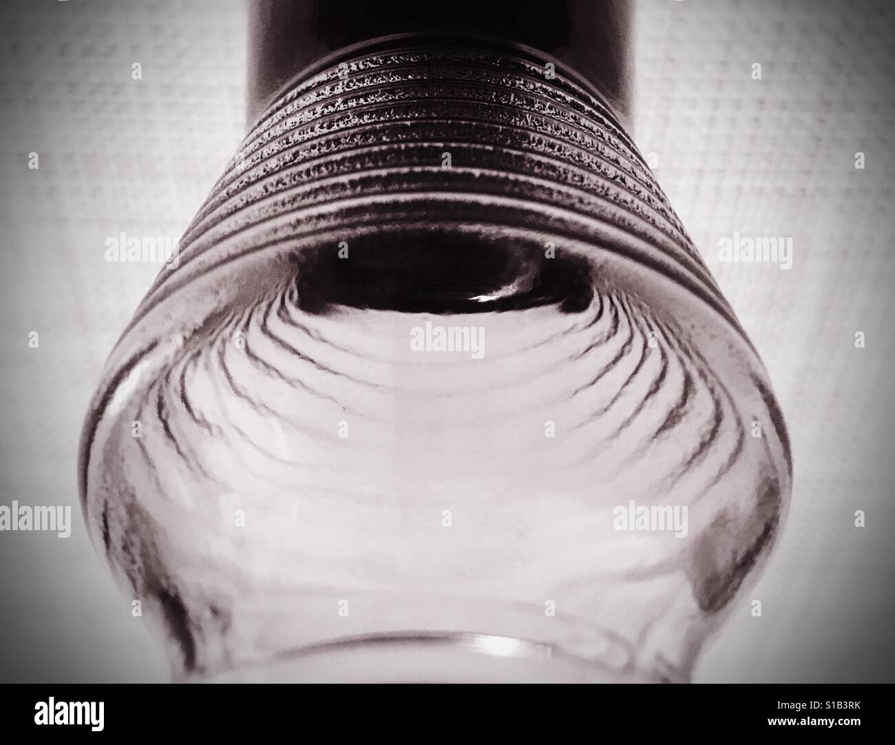 Das Innere einer Glasflasche Sesamöl Stockfoto
