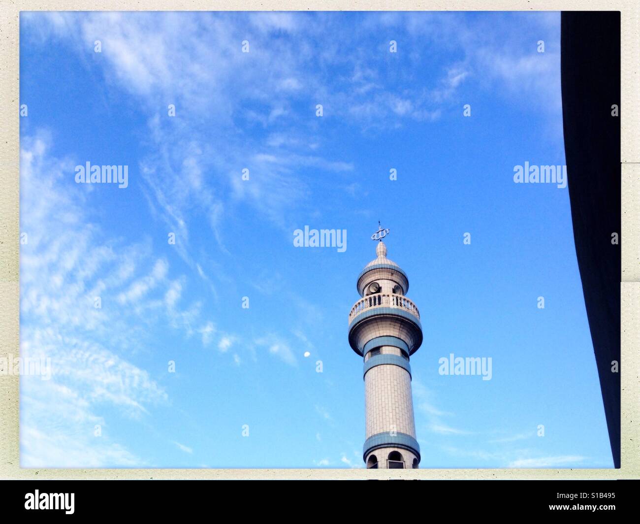 Turm der Moschee und Mond Stockfoto