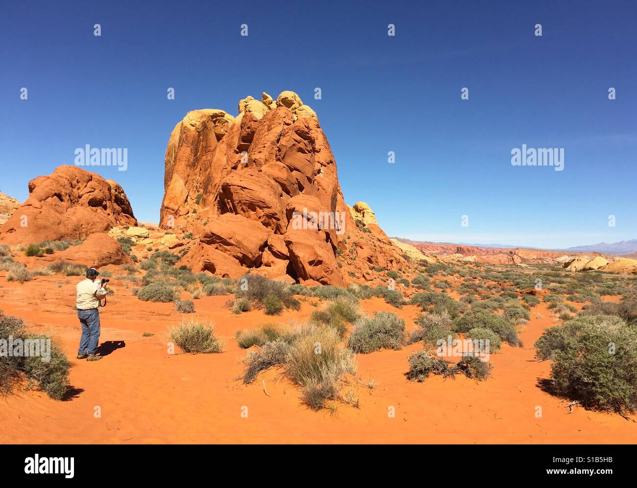 Mann mit dem Fotografieren im Valley of Fire State Park, Overton, Nevada, USA - Smartphone-aufgenommenes Stockfoto