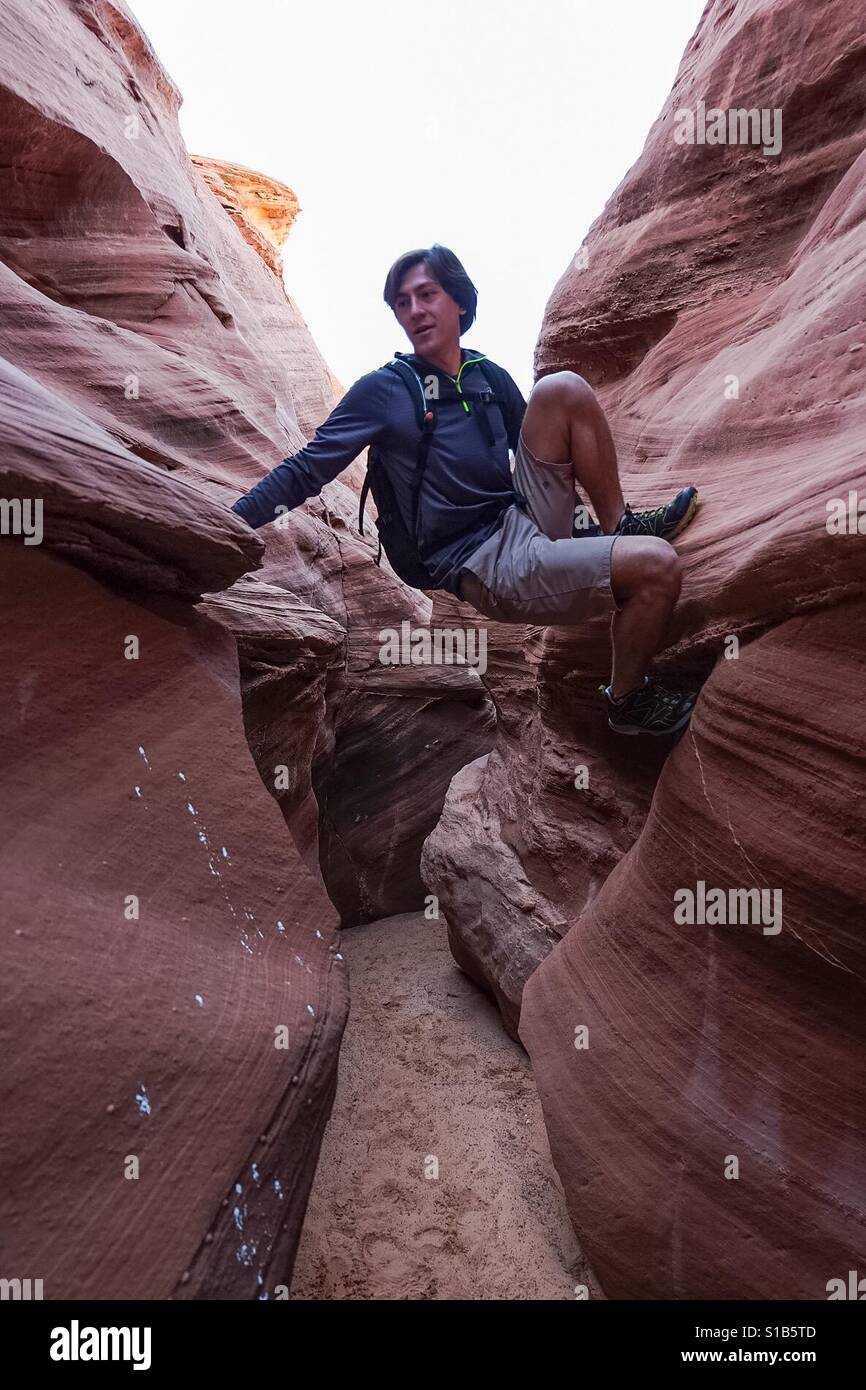 Mann im Slotcanyon Klettern - Smartphone-aufgenommenes Stockfoto
