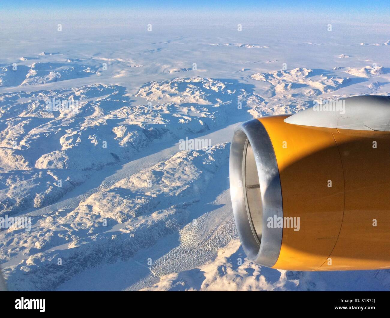 Flug über den Gletscher und Fjorde von Südgrönland. Stockfoto
