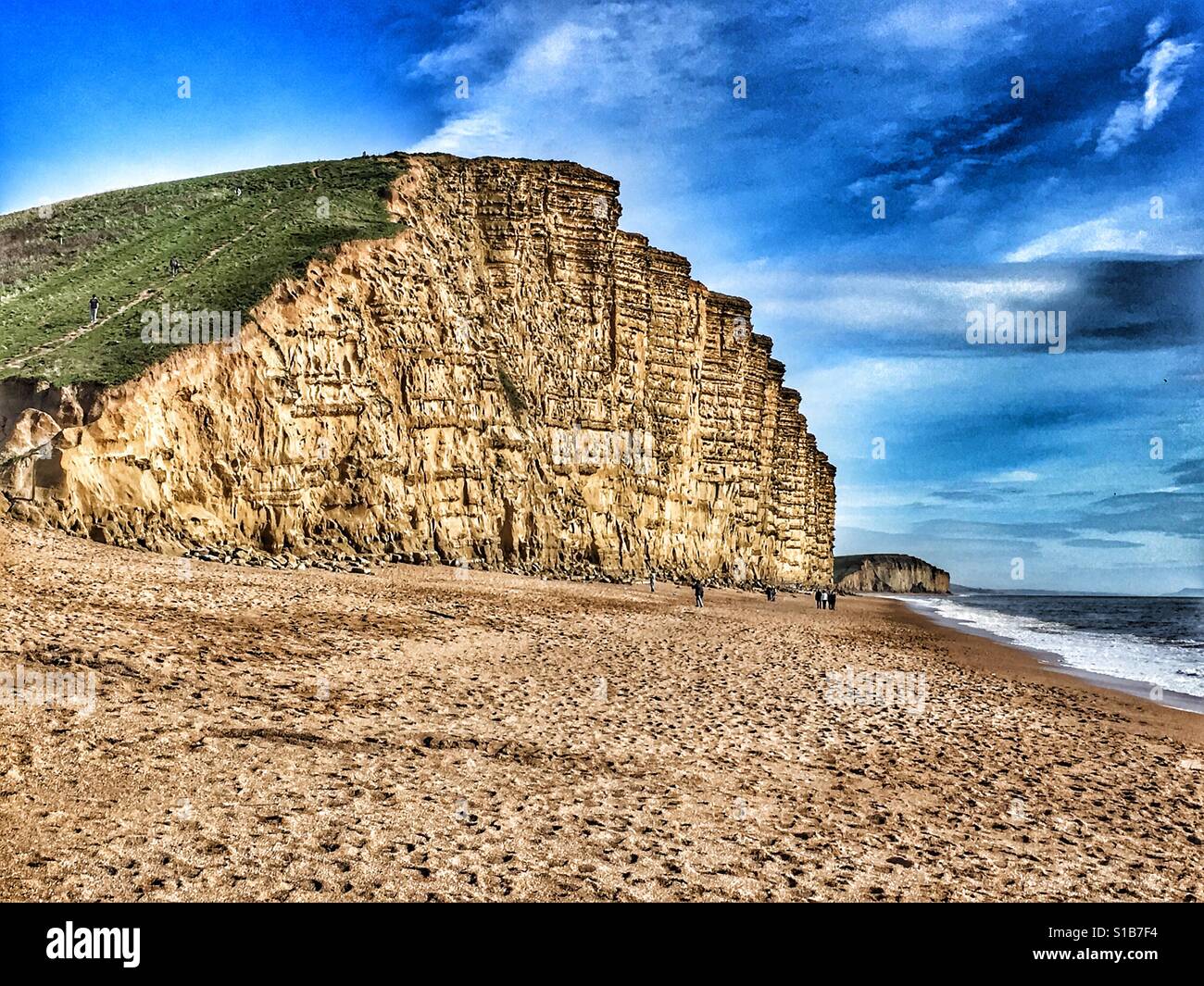 Blick auf Golden Cap in West Bay in der Nähe von Bridport, auf der Jurassic Coast in Dorset, England, ein UNESCO-Welterbe. - Smartphone-aufgenommenes Stockfoto