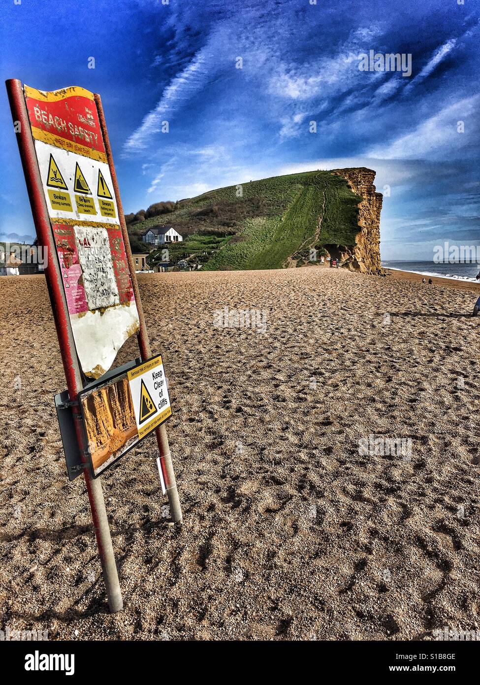 Strand-Sicherheitszeichen am West Bay Beach, Dorset, England. Cliff-Erosion ist ein großes Anliegen an der Jurassic Coast, zum Weltkulturerbe. Stockfoto