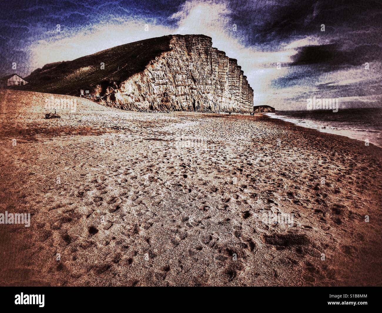 West Bay mit Blick auf Golden Cap und Cliff Erosion auf dem South West Coastal Path der Juraküste, Dorset, England. - Smartphone-aufgenommenes Stockfoto