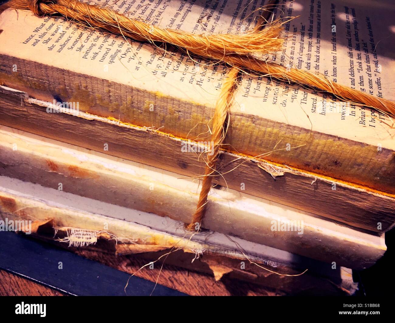 Oldtimer Bücher mit Abdeckungen entfernt eingewickelt in Bindfäden, USA Stockfoto