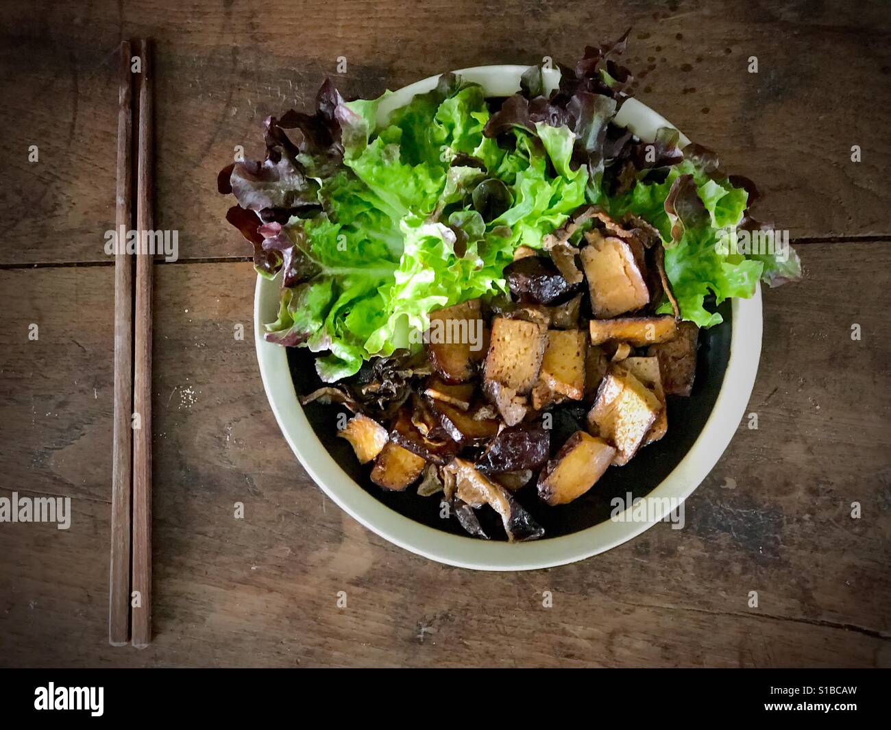 Gebratener tofusalat -Fotos und -Bildmaterial in hoher Auflösung – Alamy