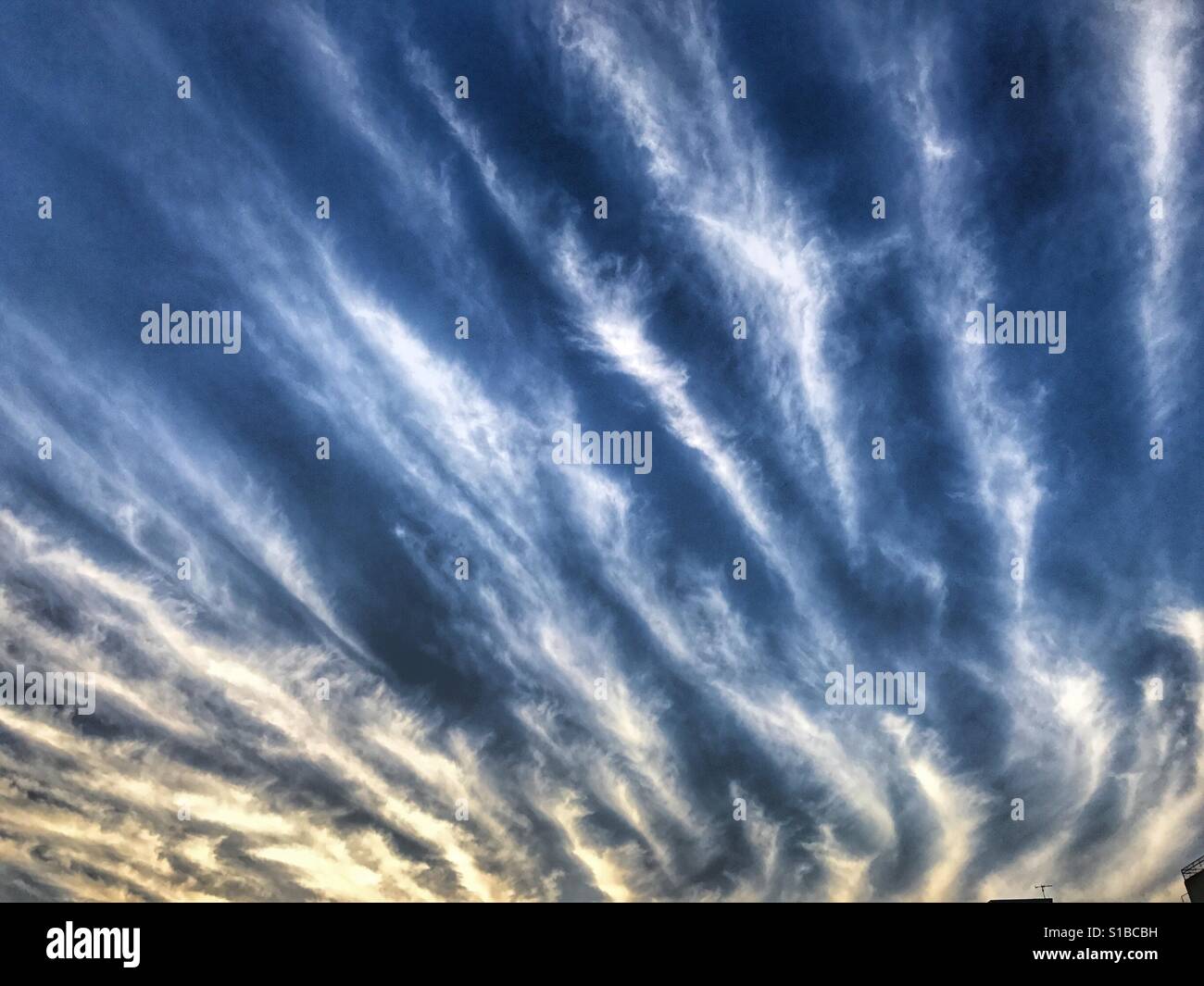 Dramatischer Himmel mit Wolken und Sonne strahlen Licht - Smartphone-aufgenommenes Stockfoto