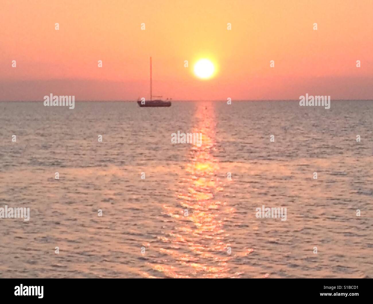 Boot auf dem Wasser bei Sonnenuntergang in den Florida Keys Stockfoto