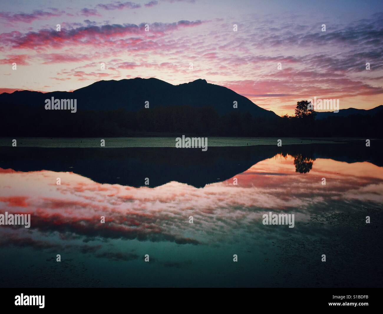 Sonnenuntergang spiegelt im See in der Nähe von North Bend, WA Stockfoto
