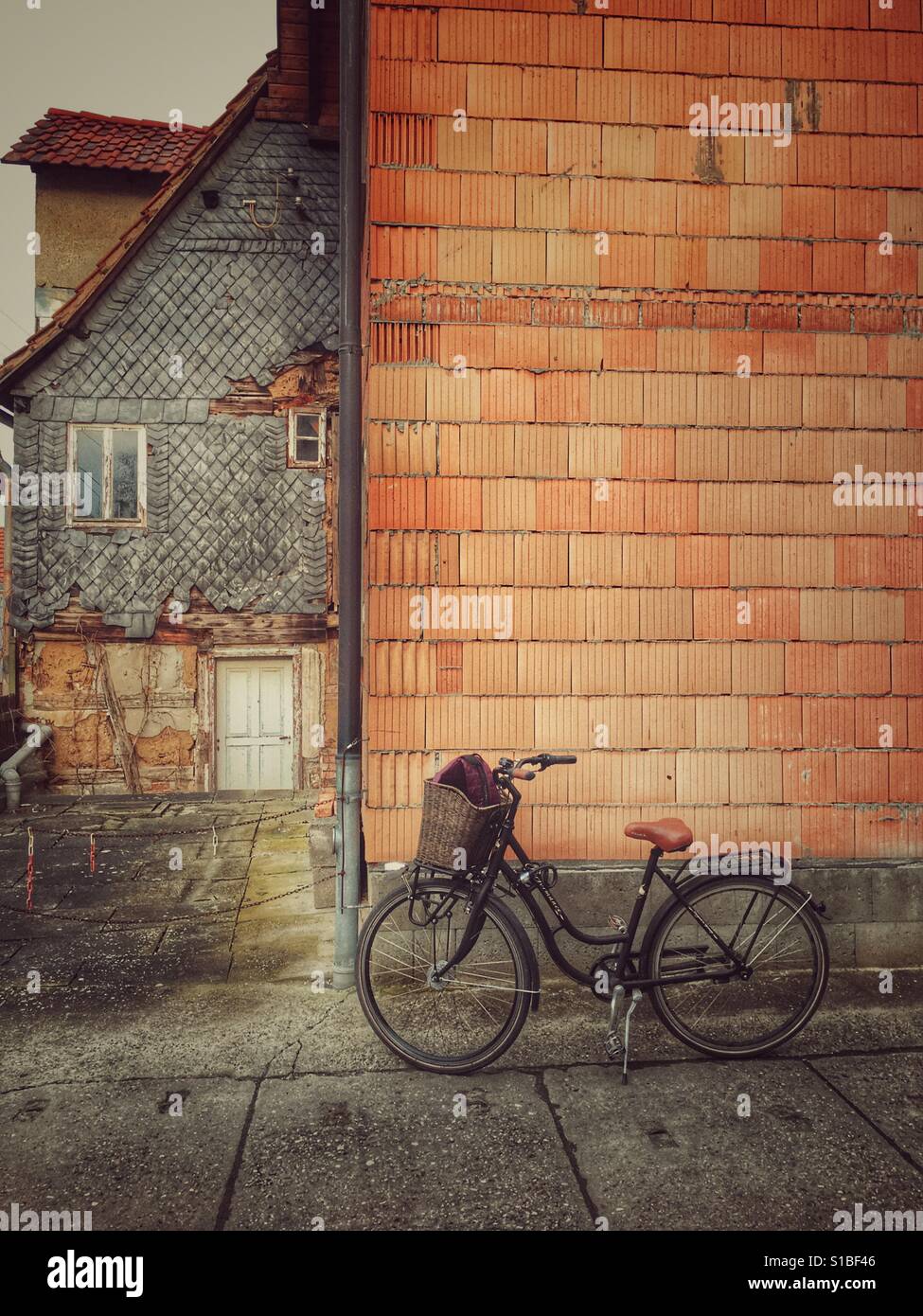 Fahrrad gegen einen roten Backsteingebäude Stockfoto