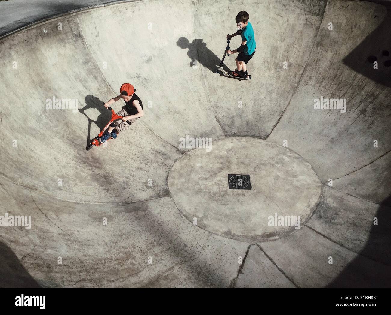 Zwei jungen im Skate Park Stockfoto