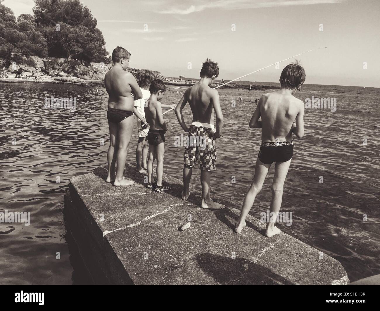 Fünf Jungs am Strand Stockfoto