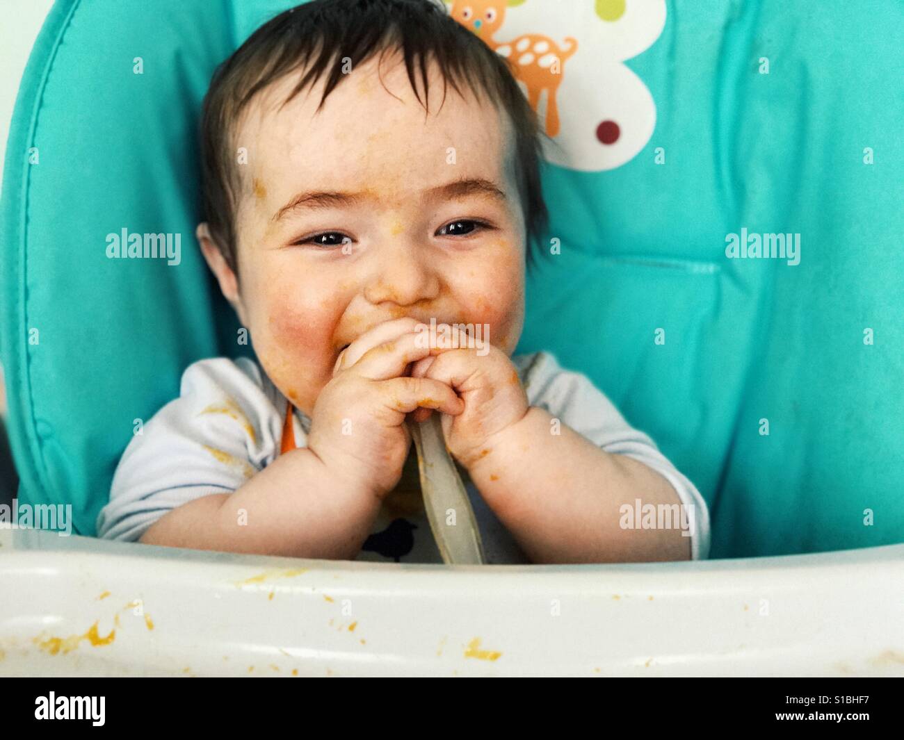 7 Monate altes Baby Essen selbst Stockfoto