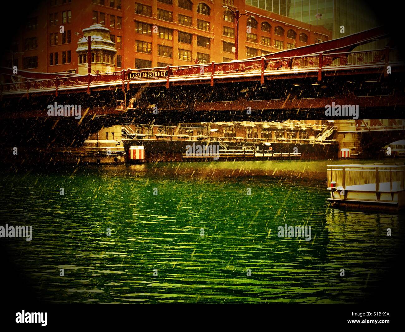 Chicago River grün gefärbt, da die Tradition mit Schneesturm geht Stockfoto