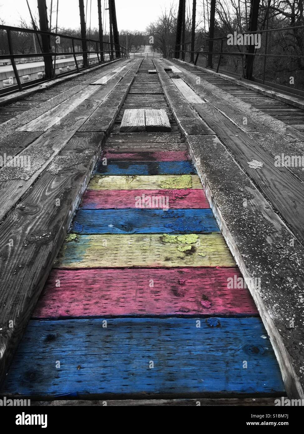 Verlassene Brücke mit bunten Brettern Stockfoto