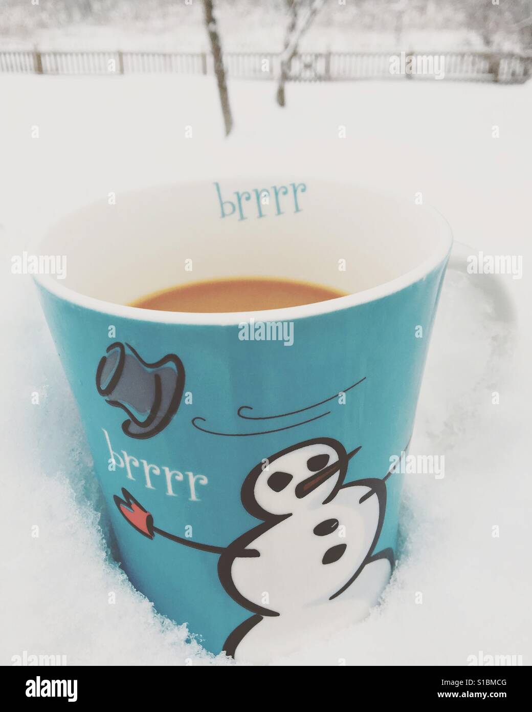 Kaffee im Becher draußen im Schnee Stockfoto
