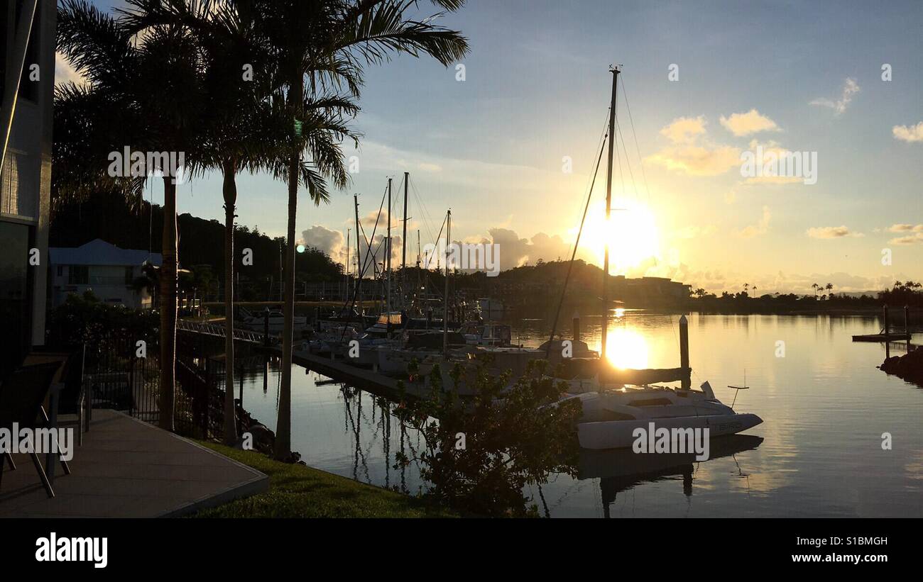 Sonnenaufgang über dem Yachthafen Stockfoto