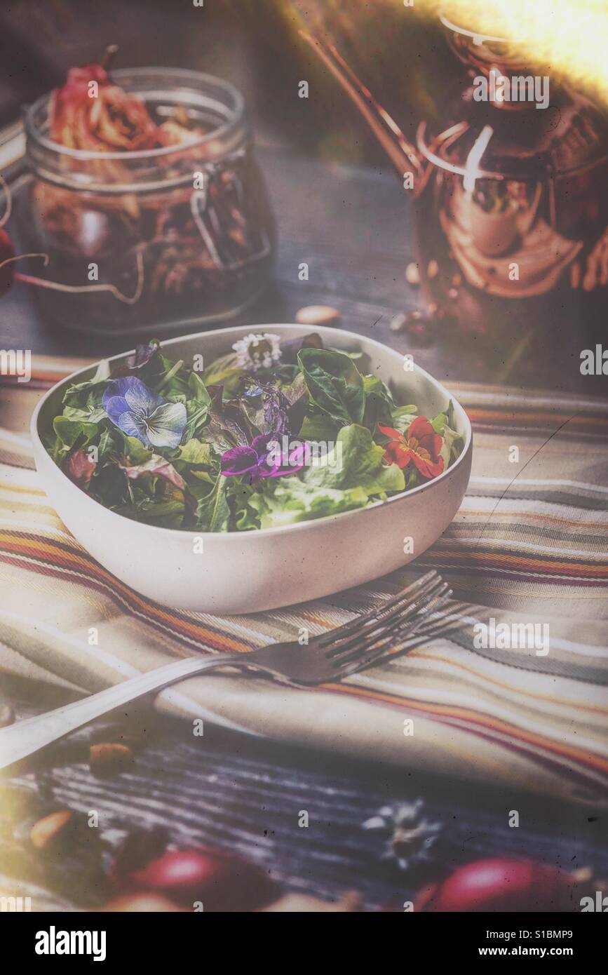 Salat mit essbaren Blüten Stockfoto