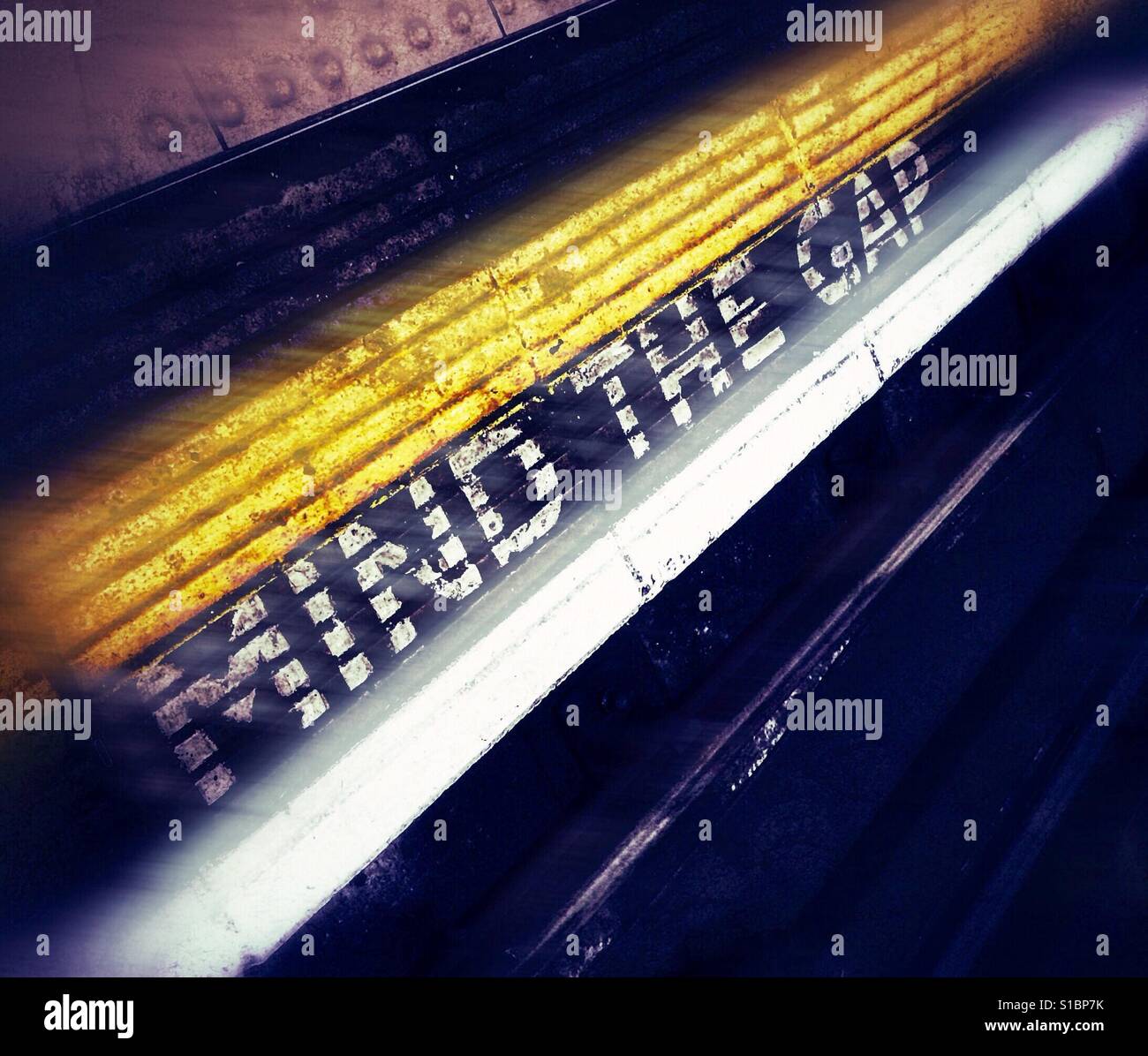 Beachten Sie die Lücke Zeichen vom Boden einer Londoner U-Bahn Station-Plattform. Stockfoto