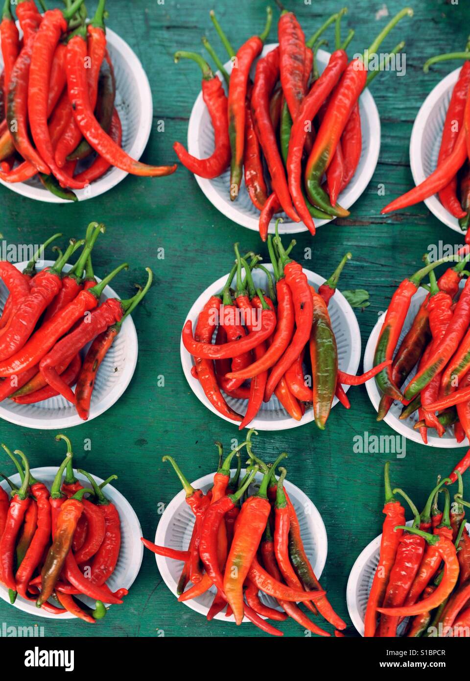 Frische rote Chilischoten im lokalen Markt verkauft Stockfoto