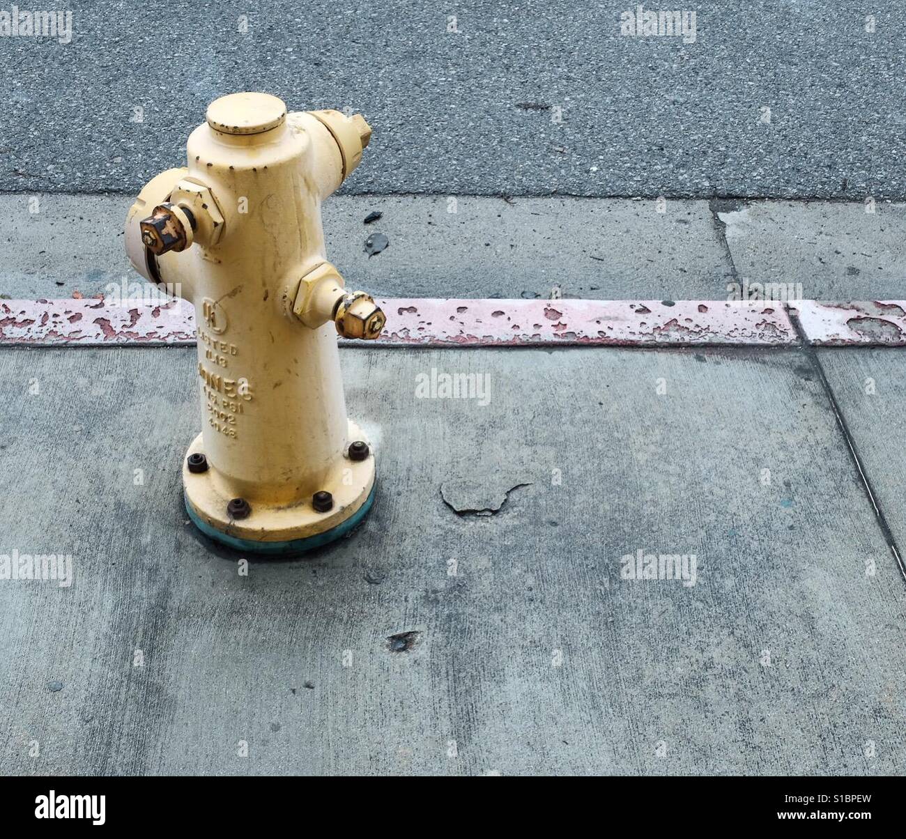 Gelbe Wasserpfeife auf dem Bürgersteig Stockfoto