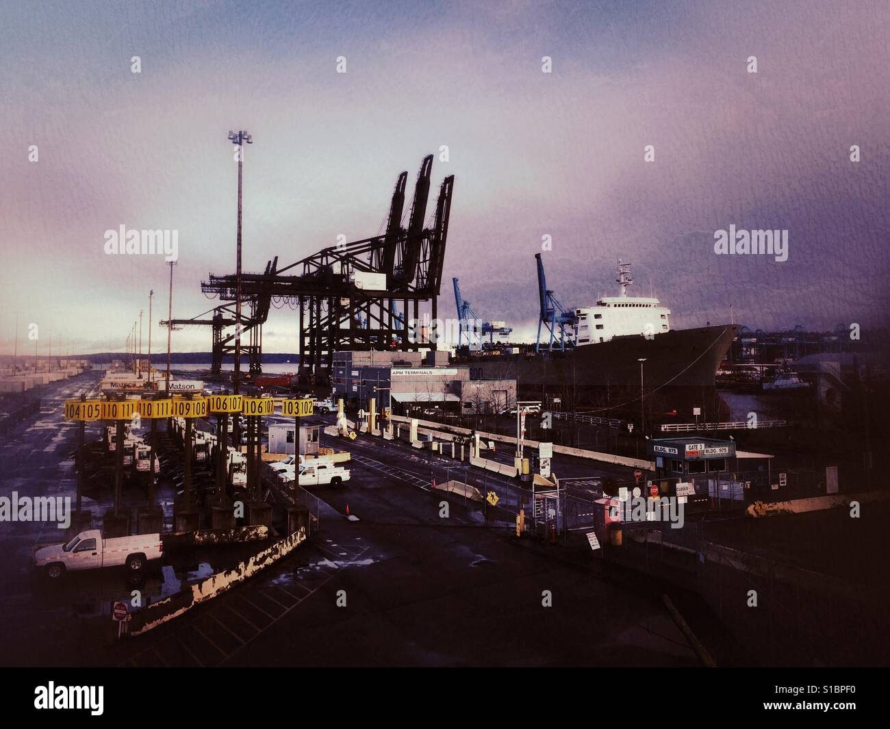 Geschäftige Port of Tacoma das große Containerschiff entladen Stockfoto