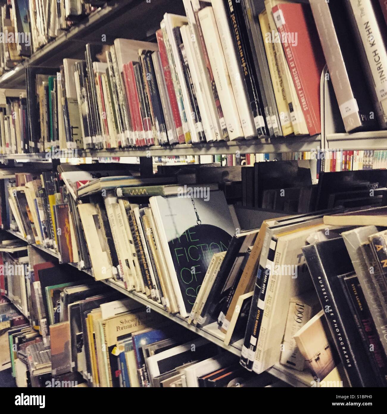 Bibliothek Metall Regale mit Büchern Stockfoto