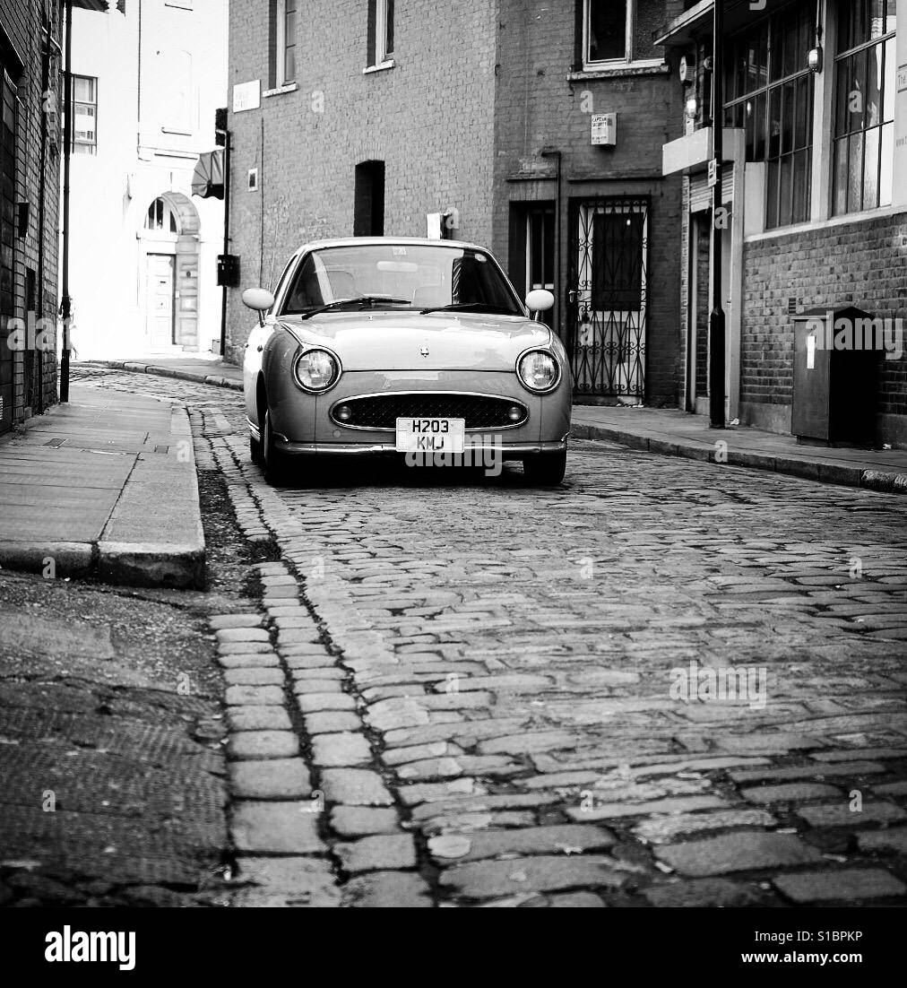 Alten Nissan Figaro in einer Londoner Straße geparkt. Stockfoto