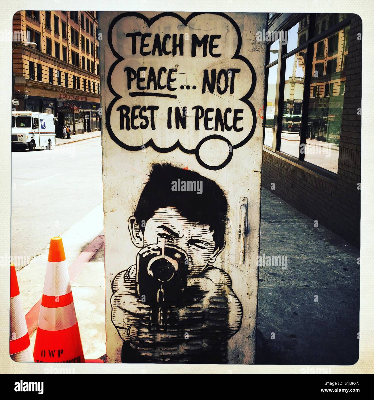 Street-Art eines jungen mit einer Pistole sagen mir Frieden Lehren Stockfoto