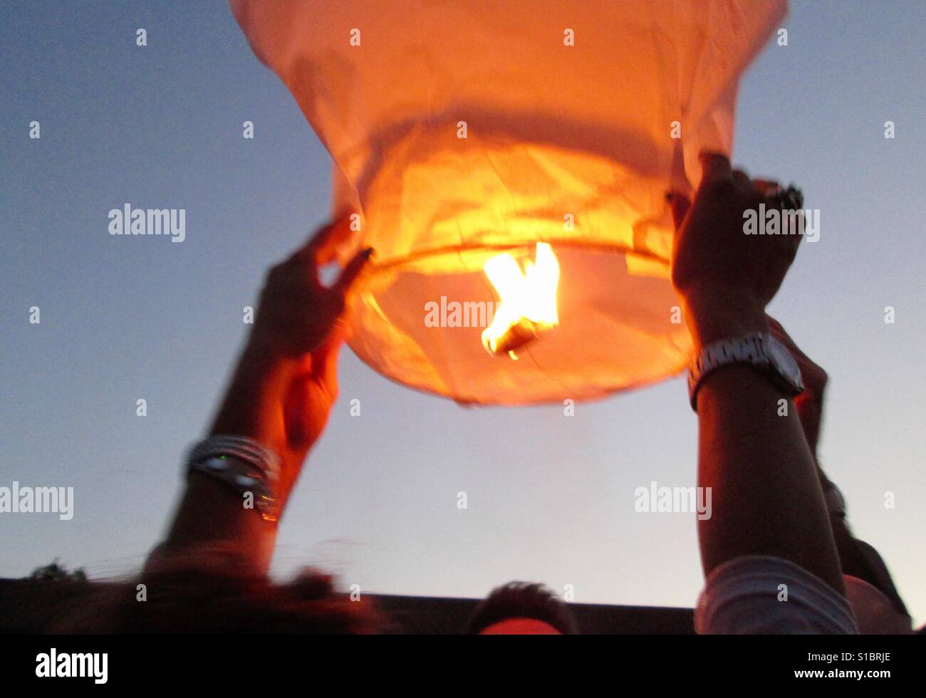 Start der chinesische Laterne auf einen Hochzeit Menschen hand echte Menschen Flamme hält Himmel eine Person Lebensstile brennende im freien Männer Körper Teil close-up Tag Stockfoto