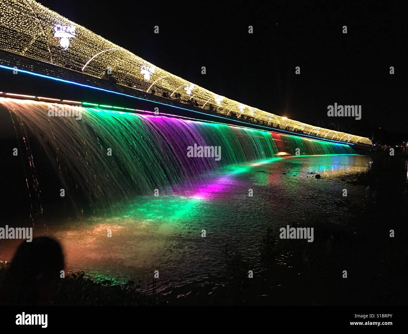 Starlight-Brücke in Ho-Chi-Minh-Stadt in ein Array von Farben in der dunklen Nacht in einer Kombination aus Licht und Wasser herrlich leuchtend Stockfoto
