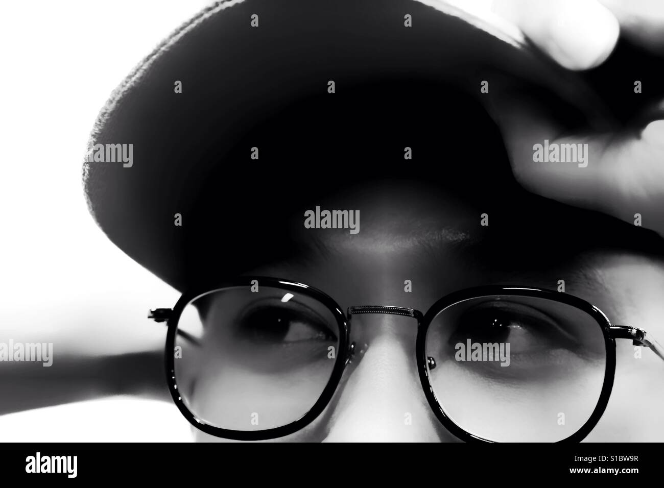 Brille Augen des Mannes mit Hut in schwarz / weiß Stockfoto