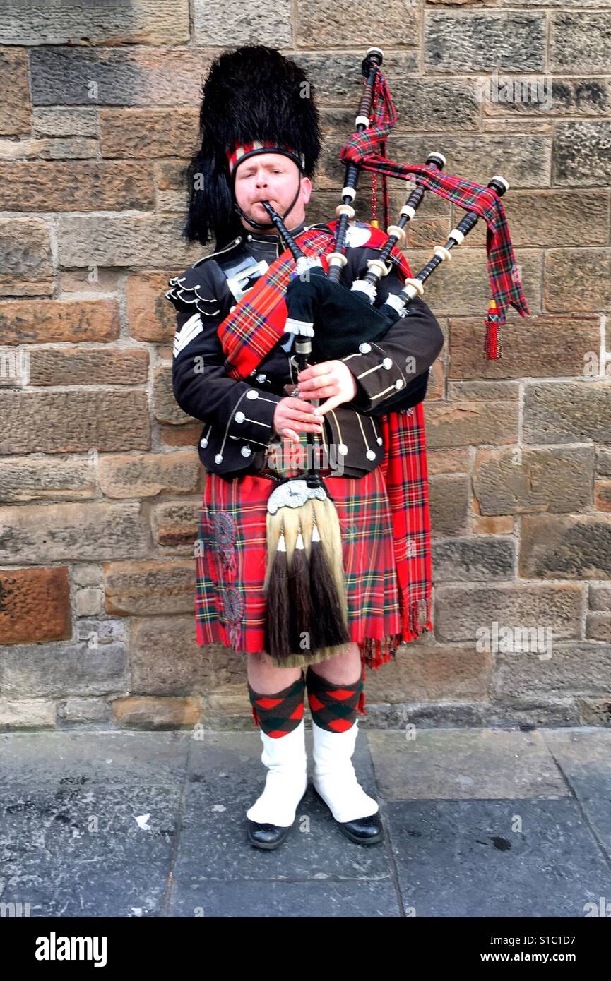 Man spielt Dudelsack in Edinburgh Stockfotografie Alamy