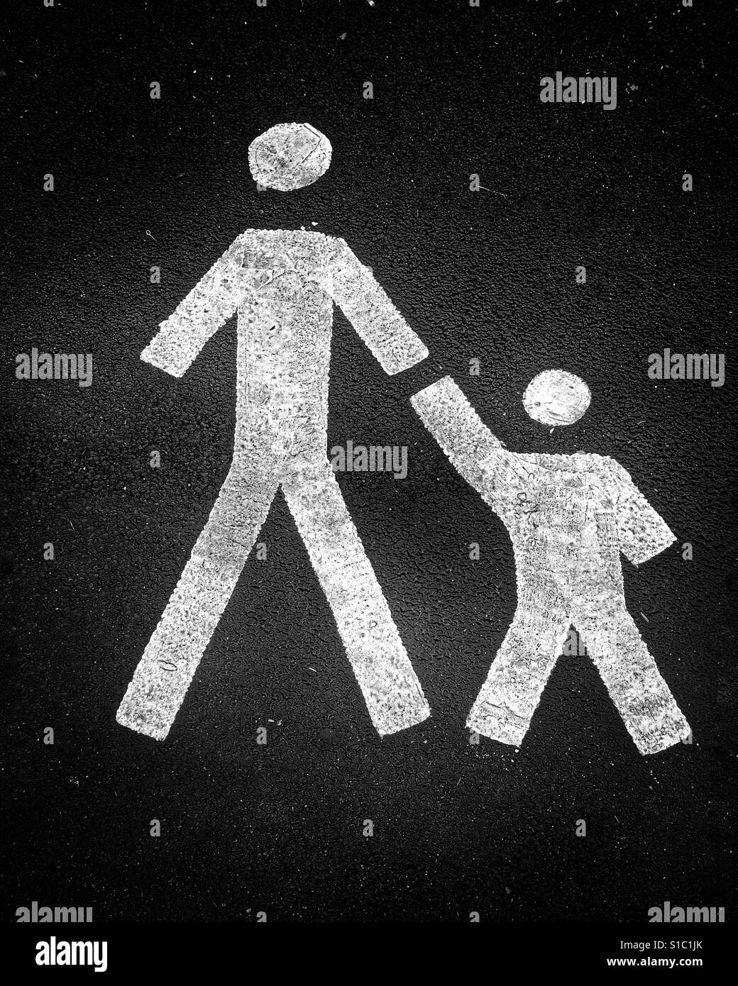Weiß lackierter Straße Kennzeichnung Zeichen Darstellung ein Elternteil mit Kind für ein Stellplatz. Stockfoto