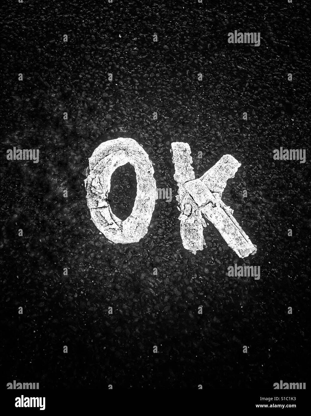 Weiß lackierter Straße Kennzeichnung Zeichen Darstellung das Wort "OK". Stockfoto