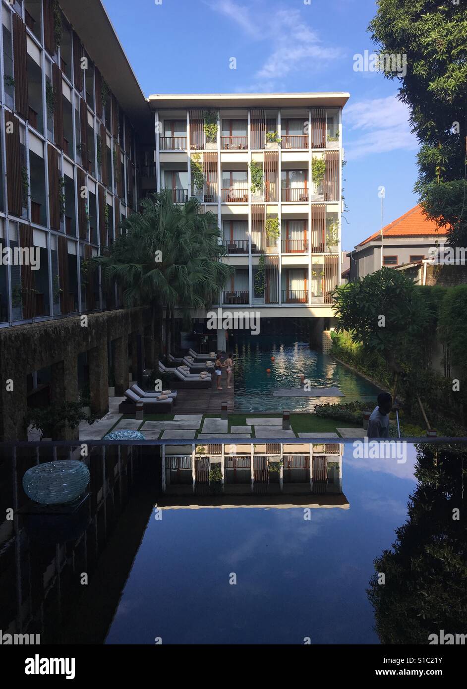 Blick auf Swimmingpool im Hotel an der sonnigen Tag. Stockfoto