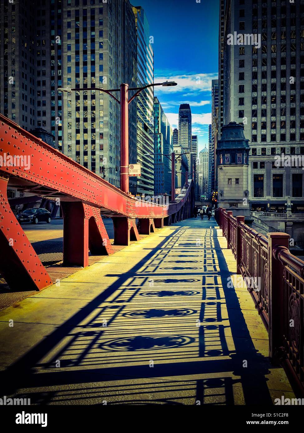 Chicago-Brücke mit Schatten des Geländers, Blick nach Süden hinunter LaSalle Street in Richtung Financial District Stockfoto