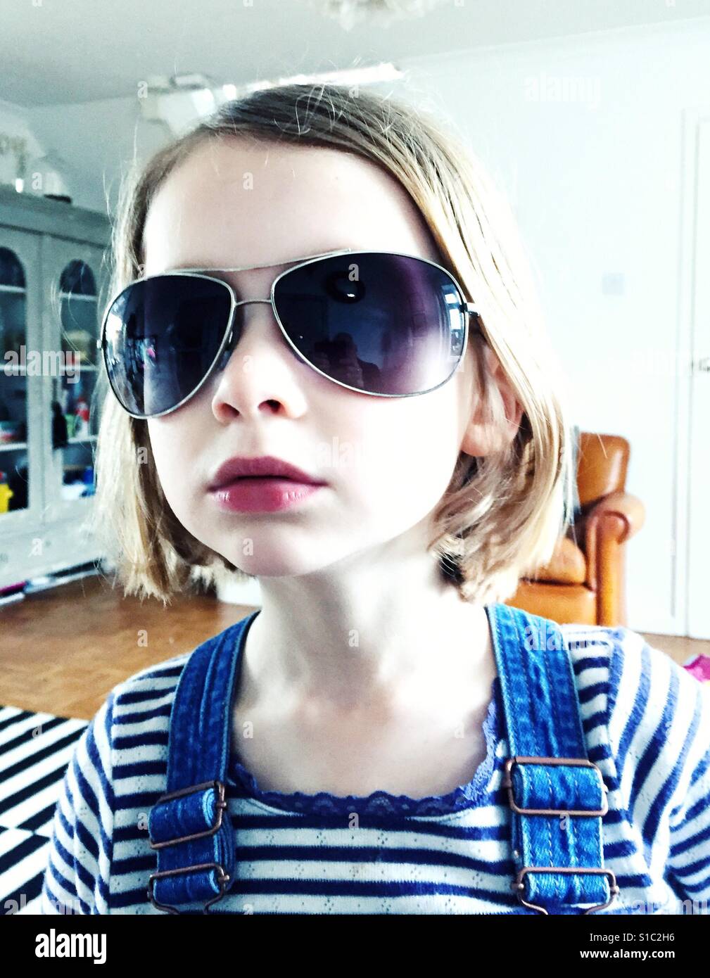 Cool mit Sonnenbrille - Smartphone-aufgenommenes Stockfoto