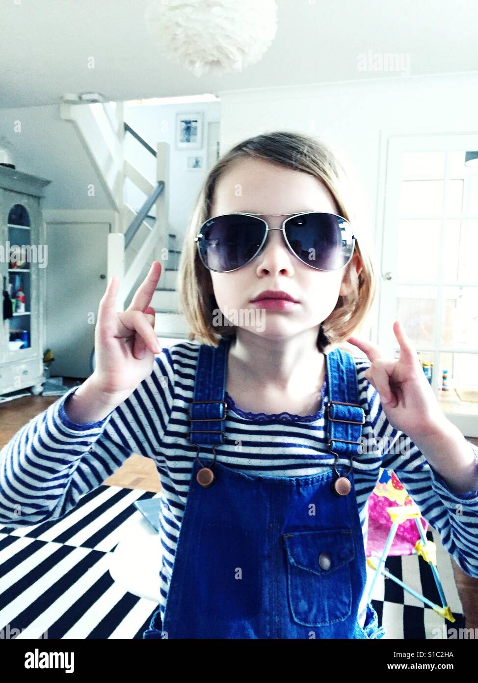 Mädchen mit Sonnenbrille auf - Smartphone-aufgenommenes Stockfoto