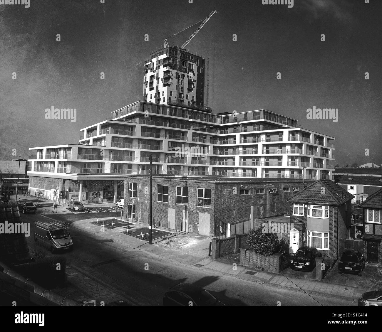 Schwarz-weiß Foto von Mar Haus, eine Entwicklung des neuen Gehäuses und Gebäude im Bau in Colindale, nordwestlich von London. Der Bau ist Teil der Colindale Regeneration Projekt. Stockfoto