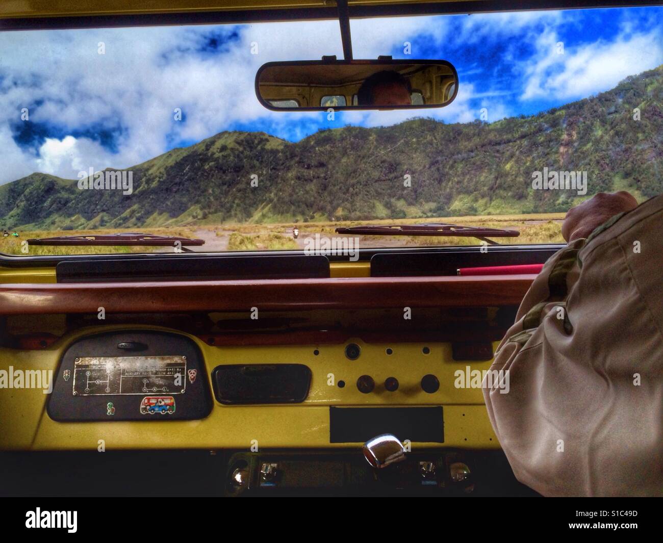 Erstaunliche Bromo Bereich Berglandschaft von innen Jeep Stockfoto