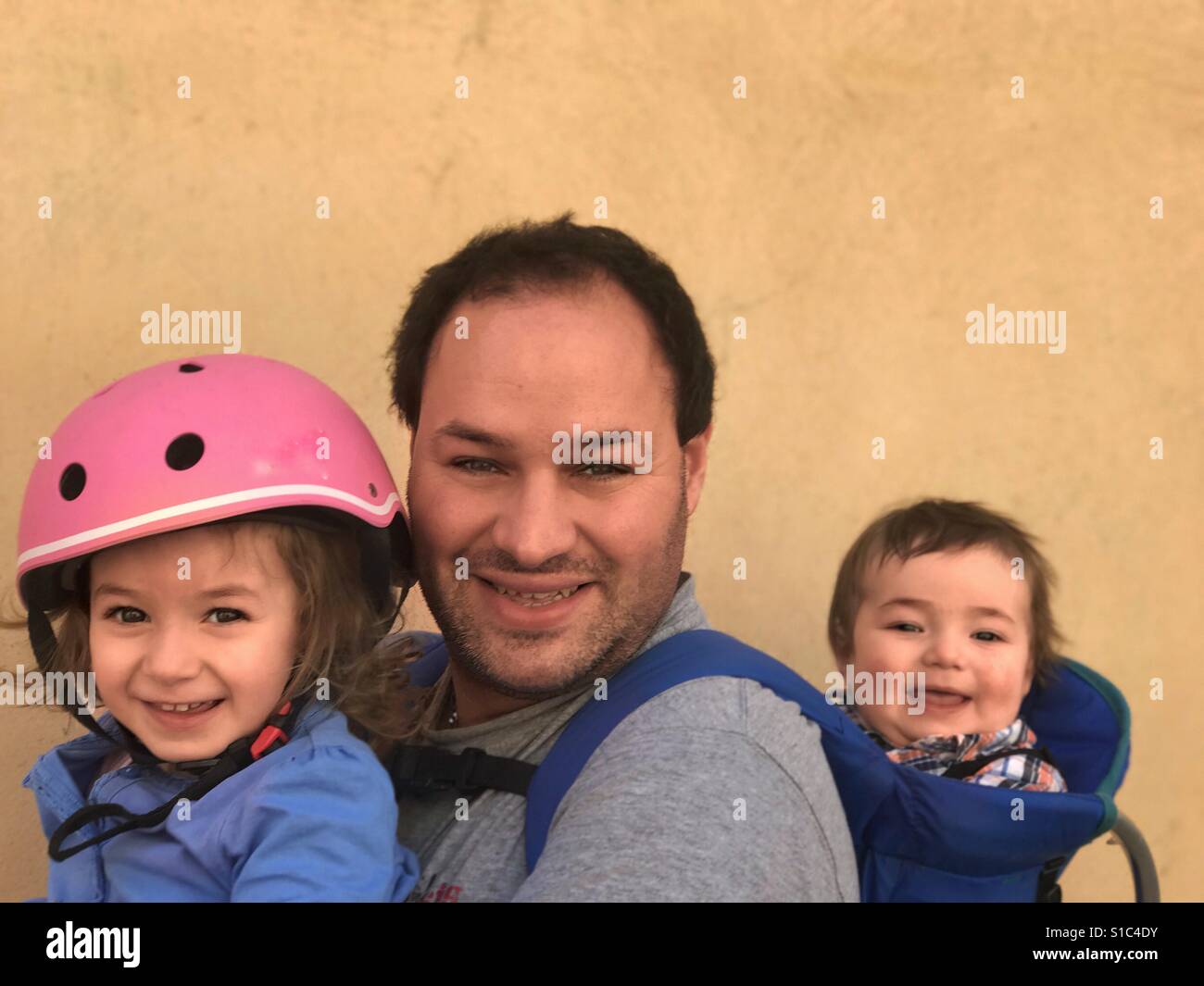 Familie Wandern Wandern mit seinem Sohn und Tochter Vater Stockfoto