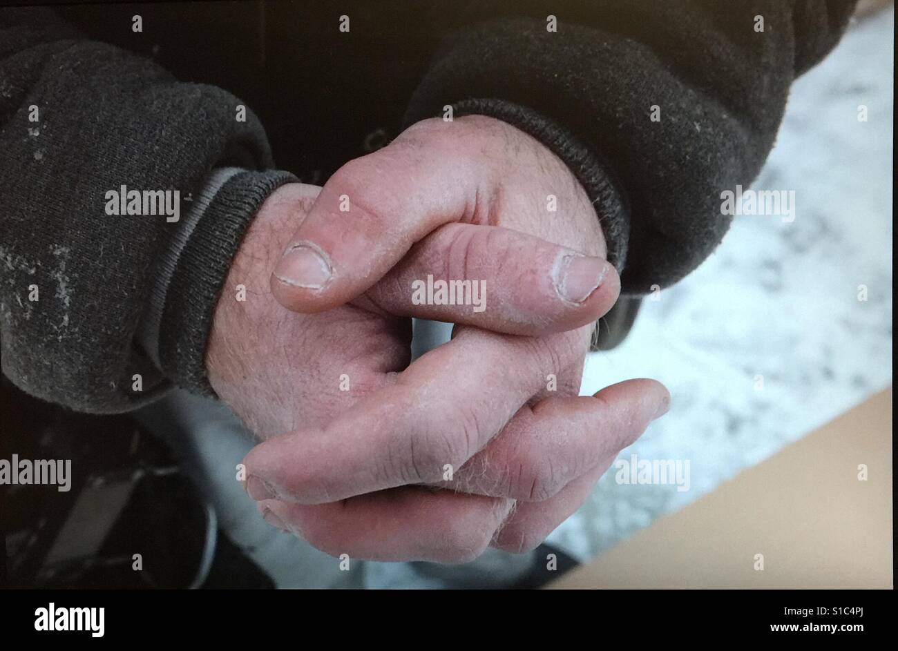 Händen der Arbeiter - Smartphone-aufgenommenes Stockfoto
