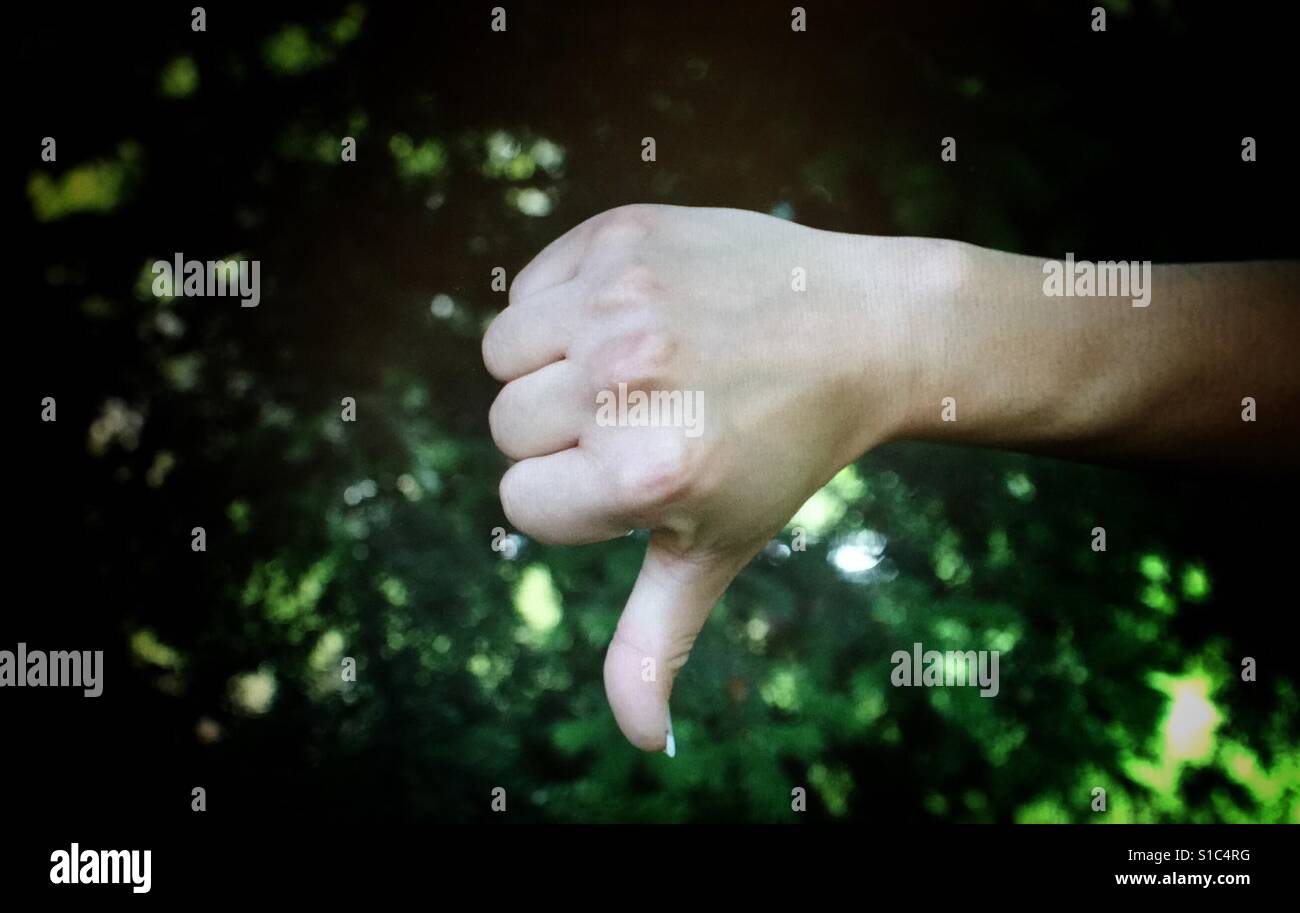 Daumen runter - Smartphone-aufgenommenes Stockfoto