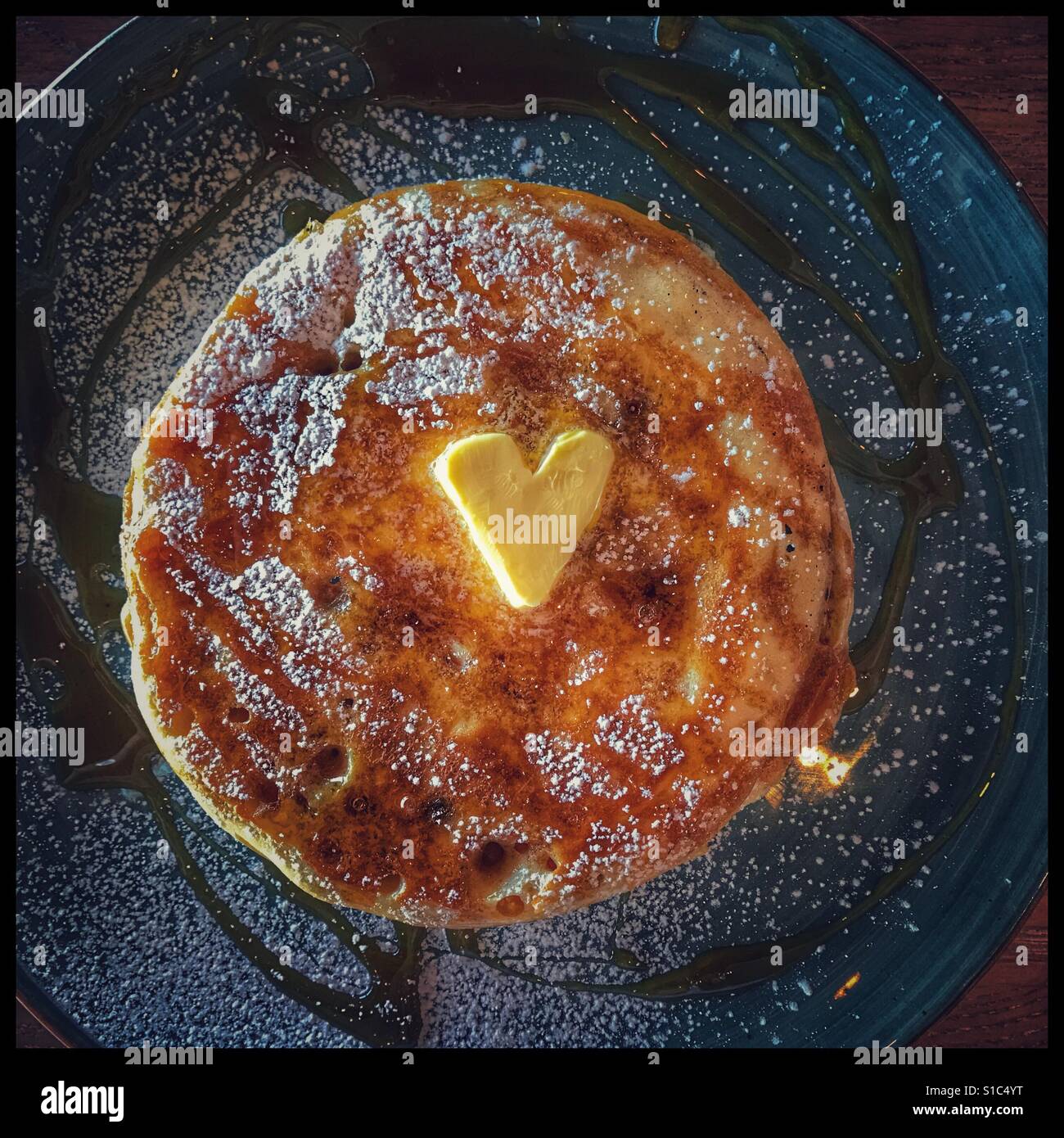 Pfannkuchen mit Ahornsirup Stockfotografie - Alamy