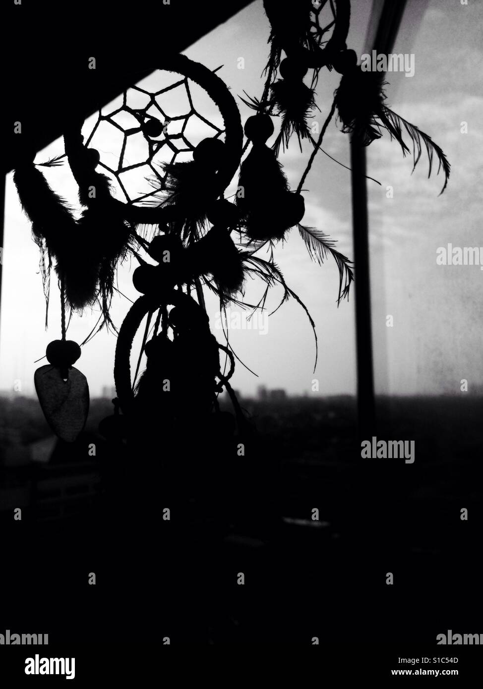 Traumfänger am Fenster - schwarz / weiß Stockfoto